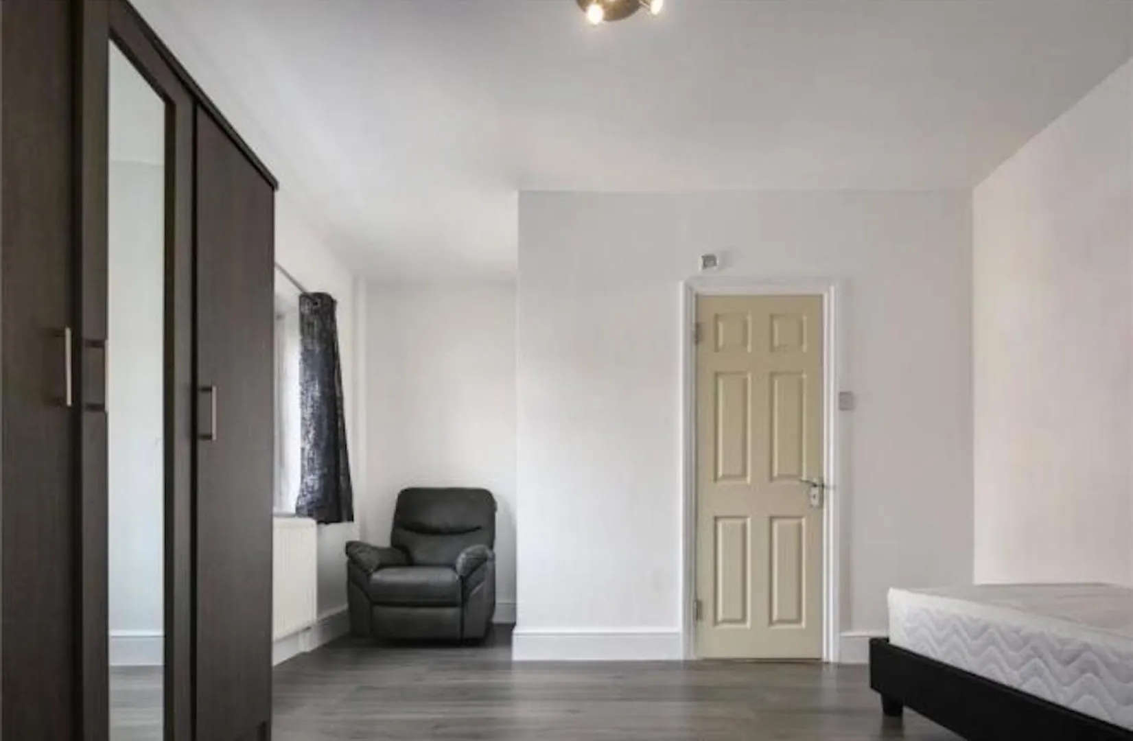 Дом отдыха Limehouse Townhomes A Modern 4-Bedroom 3-Bathroom Townhome With A Private Garden Лондон Великобритания