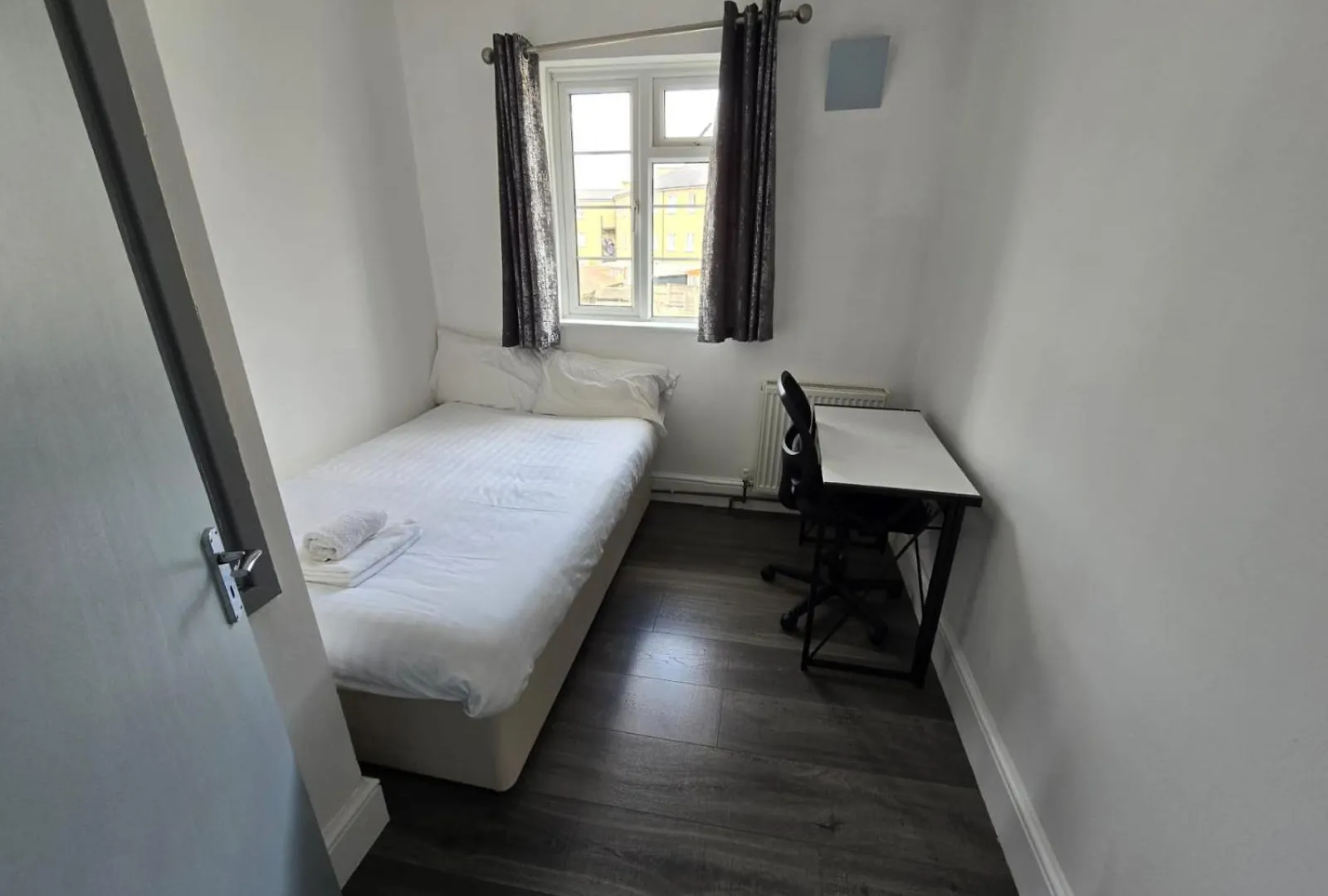 Limehouse Townhomes A Modern 4-Bedroom 3-Bathroom Townhome With A Private Garden Лондон Дом отдыха