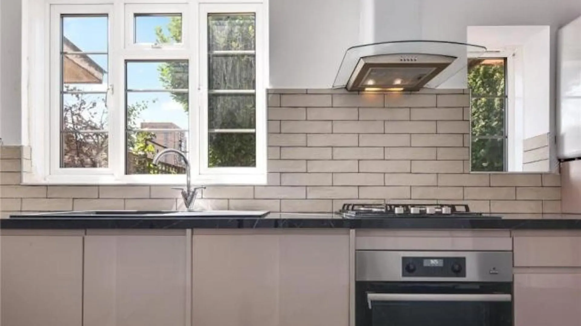 Дом отдыха Limehouse Townhomes A Modern 4-Bedroom 3-Bathroom Townhome With A Private Garden Лондон